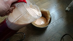 煉ったクリームチーズを型に注ぐ