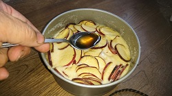 焼きあがったサツマイモのケーキにカラメルをかける