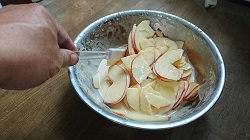 リンゴのスライスにケーキ生地を混ぜる
