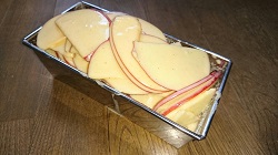 リンゴスライスケーキを型に入れる