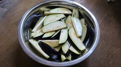 あらかじめ塩水に下漬けします。